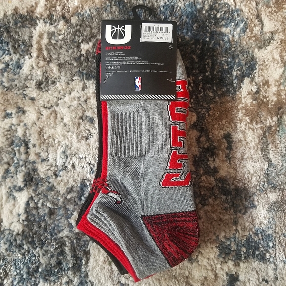 3 Pairs NBA Chicago Bulls No Show Socks Men's Shoe Size 6-12 Red Black Gray NWT - Picture 2 of 8
